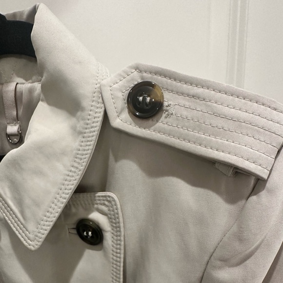 Zara double breasted trench coat. Size XS. Beige and gold hardware detailing. - Picture 10 of 15